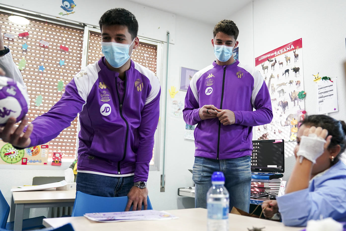 La visita de los deportistas a los hospitales de Valladolid, en imágenes