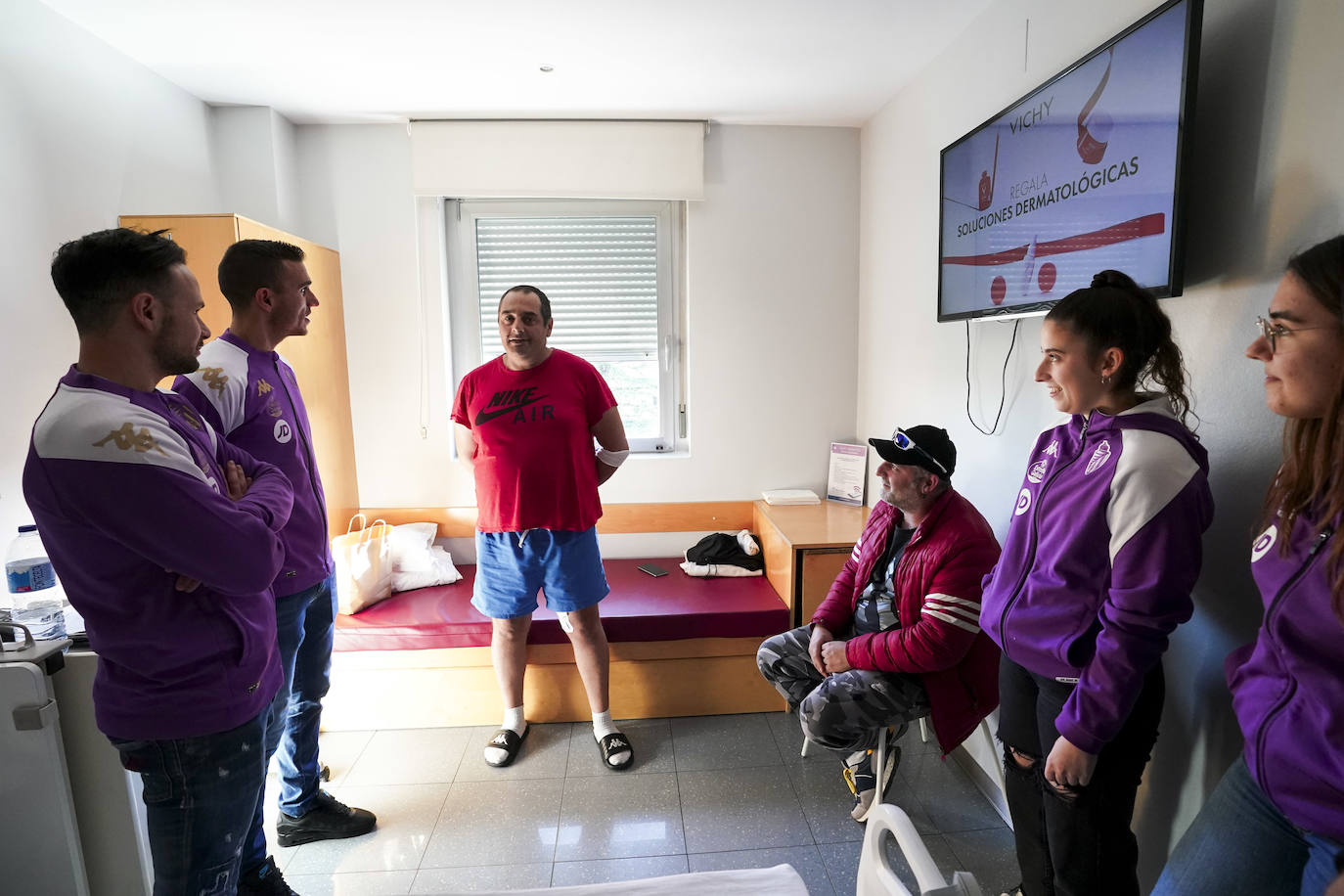 La visita de los deportistas a los hospitales de Valladolid, en imágenes