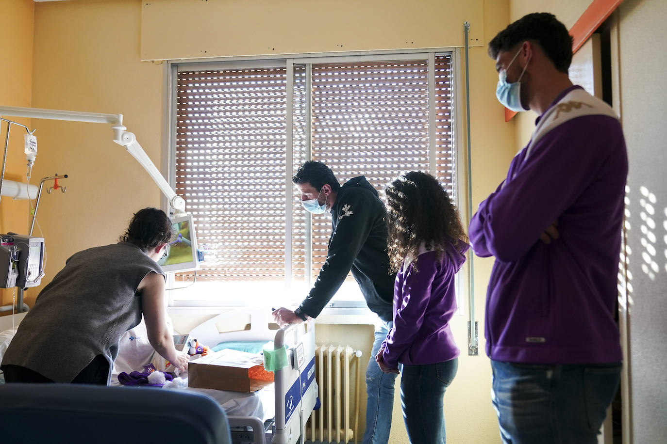 La visita de los deportistas a los hospitales de Valladolid, en imágenes