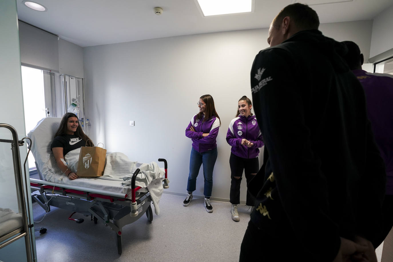 La visita de los deportistas a los hospitales de Valladolid, en imágenes