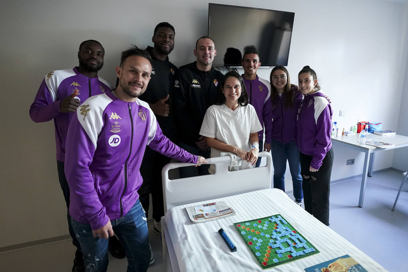 La visita de los deportistas a los hospitales de Valladolid, en imágenes