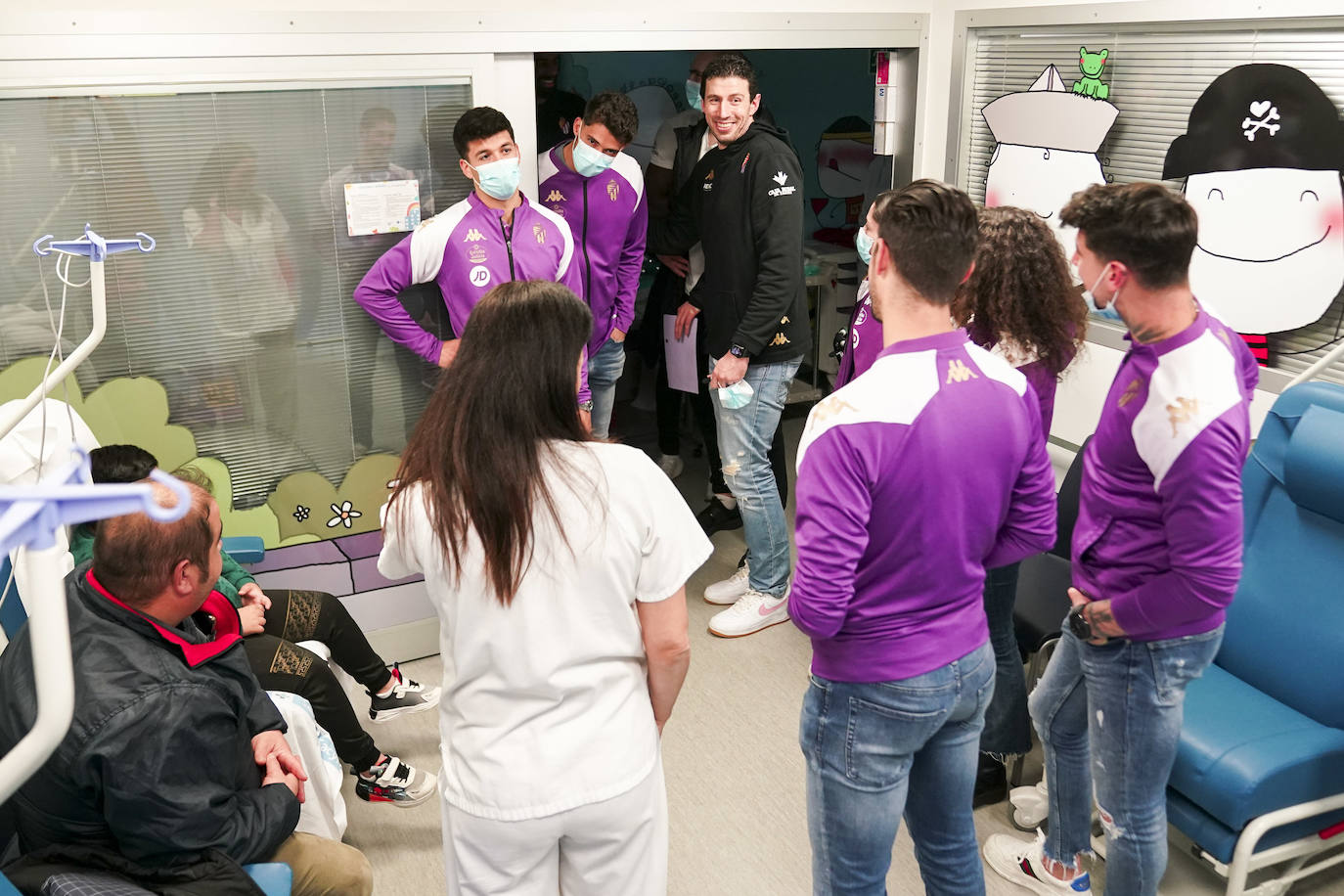 La visita de los deportistas a los hospitales de Valladolid, en imágenes