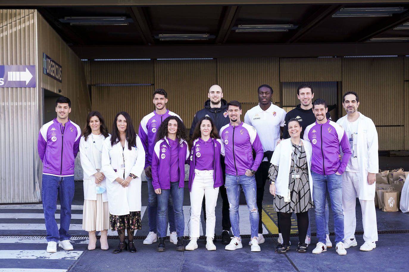 La visita de los deportistas a los hospitales de Valladolid, en imágenes
