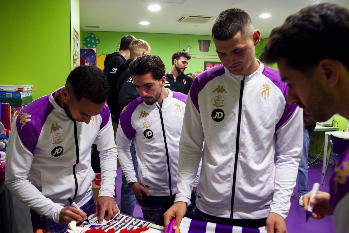 La visita de los deportistas a los hospitales de Valladolid, en imágenes