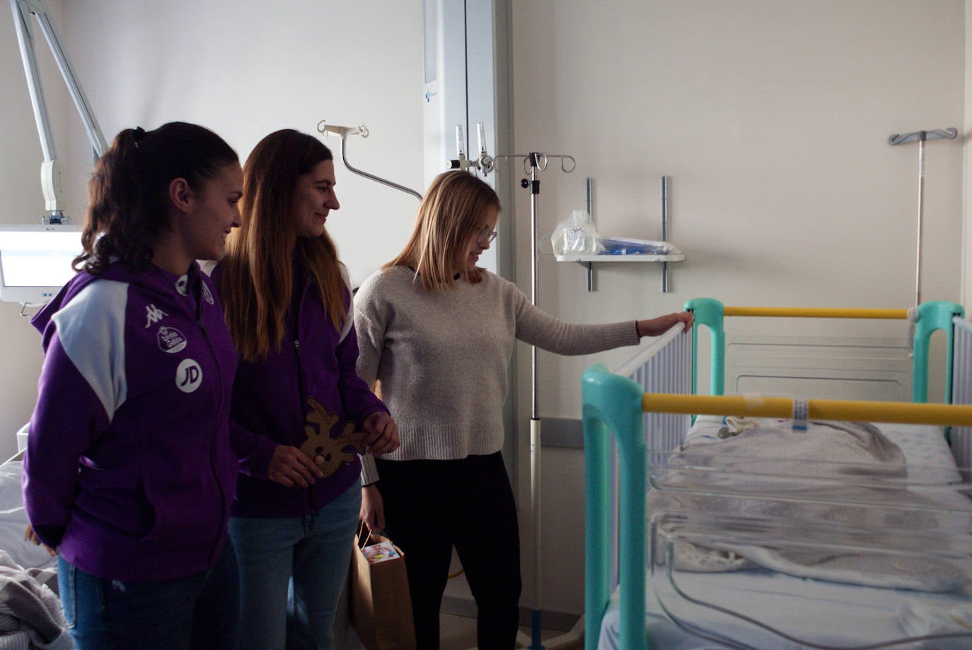 La visita de los deportistas a los hospitales de Valladolid, en imágenes