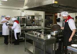 Alumnos de Hostelería preparan el menú degustación para el restaurante del IES Virgen de la Calle, este jueves.