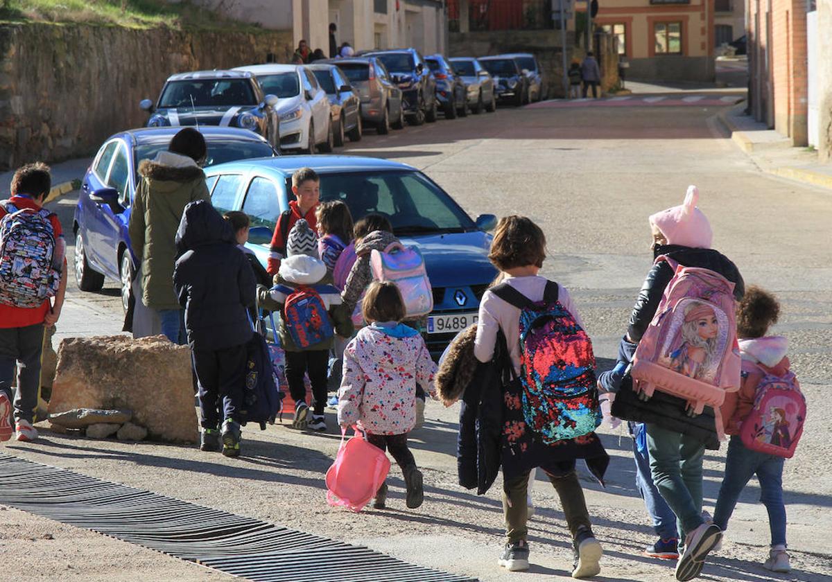 Un grupo de escolares en el trayecto al colegio, este jueves, en Bernuy de Porreros, donde ha crecido el asentamiento de familias jóvenes.