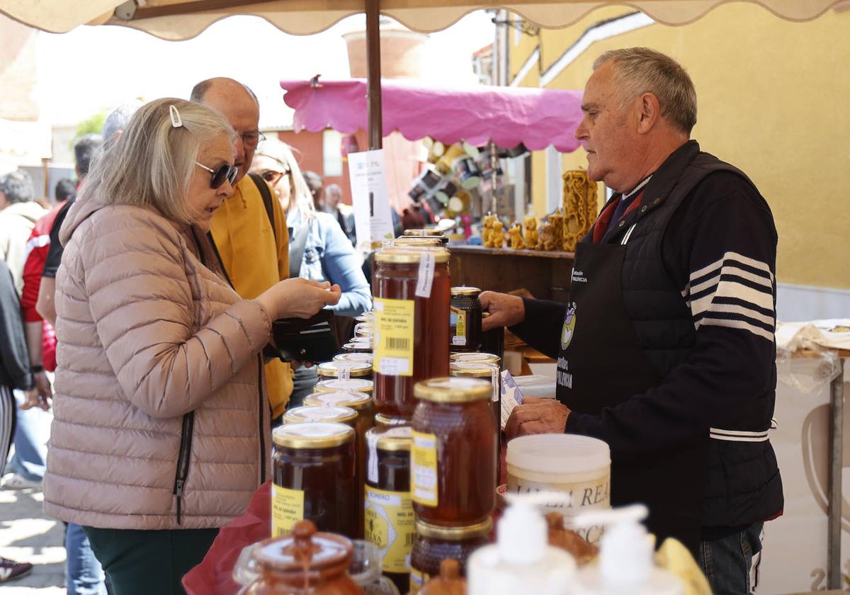 Puesto de Miel Felya, en la pasada Feria del Pan de Grijota.