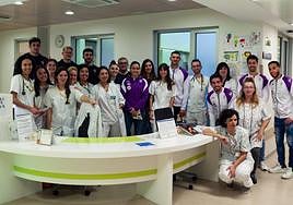 Jugadores y jugadoras del Real Valladolid y UEMC posan junto a profesionales sanitarios durante la visita.