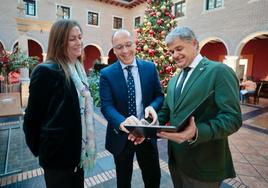 La gerente de la Asociación de Hoteles de Valladolid, Raquel González, junto con el presidente, Francisco de Frutos y el vicepresidente primero, Luis Martínez-Iñiguez.