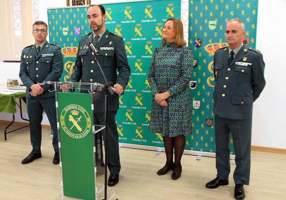 Imagen principal - Arriba, el jefe de la Comandancia de la Guardia Civil, Benito Donate; la subdelegada del Gobierno en Segovia, Marian Rueda; y el capitán jefe y segundo jefe de la Unidad Orgánica de la Policía Judicial, Luis García y Jorge Pastor. Abajo, armas y droga incautadas. 