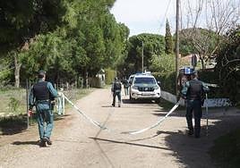 Agentes de la Guardia Civil acordonan una calle de El Romeral durante el registro del chalé de Óscar, en abril del año pasado.