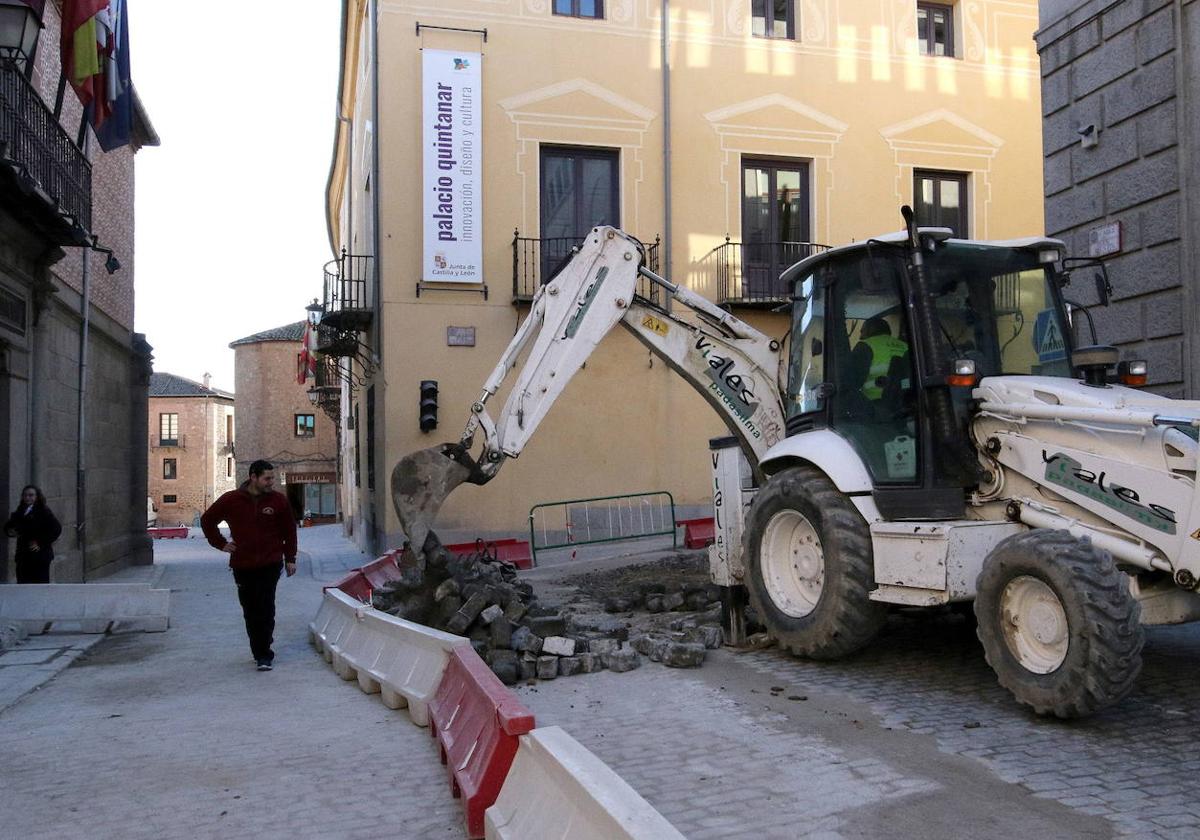 Obras de arreglo de la calzada realizadas hace cuatro años en la calle San Agustín, a la altura de la Audiencia Provincial.