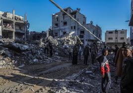 Palestinos inspeccionan los daños causados ​​tras un ataque aéreo israelí en la ciudad de Rafah, en el sur de la Franja de Gaza.