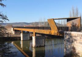 Nuevo puente sobre el río Carrión, con las pilastras de piedra del antiguo Ferrocarril Secundario.