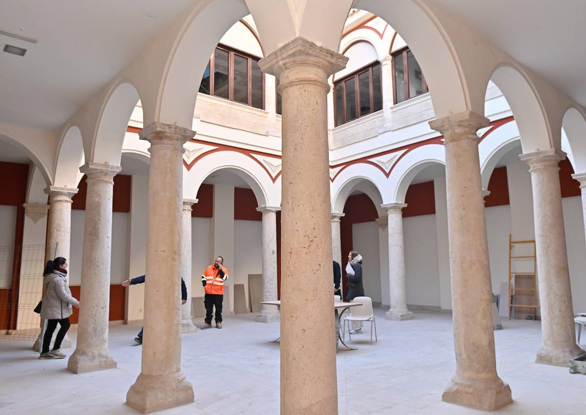 Imagen secundaria 1 - El interior de una de las futuras viviendas, el patio del palacio y uno de los pasillos de acceso.