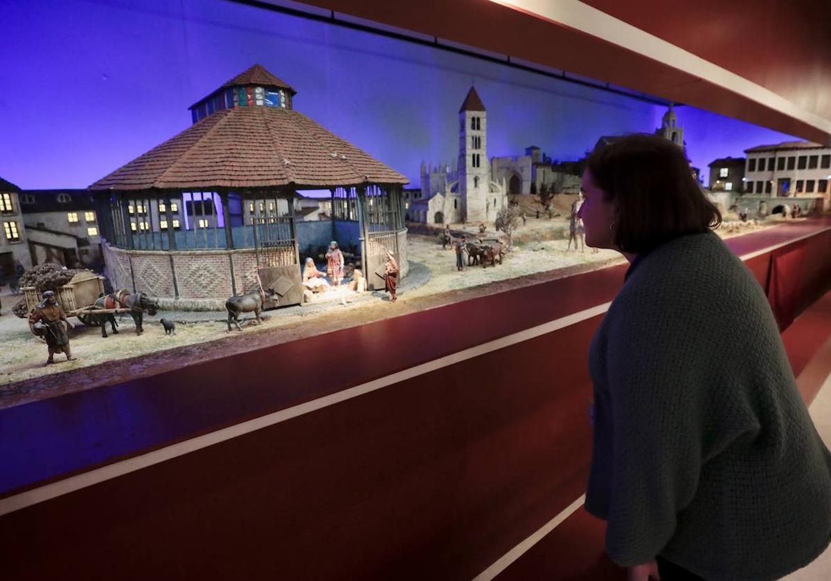 Una mujer observa el nacimiento, ubicado en el antiguo mercado de abastos de la plaza de Portugalete.