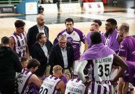 Paco García da instrucciones a sus jugadores.