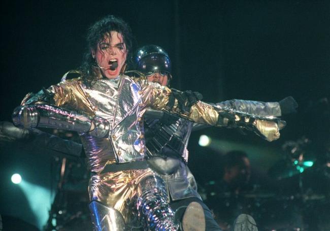 Durante el concierto de Valladolid mostró sus dotes de bailarín. No faltó el famoso deslizamiento 'moonwalk' durante el tema 'Billie Jean'.