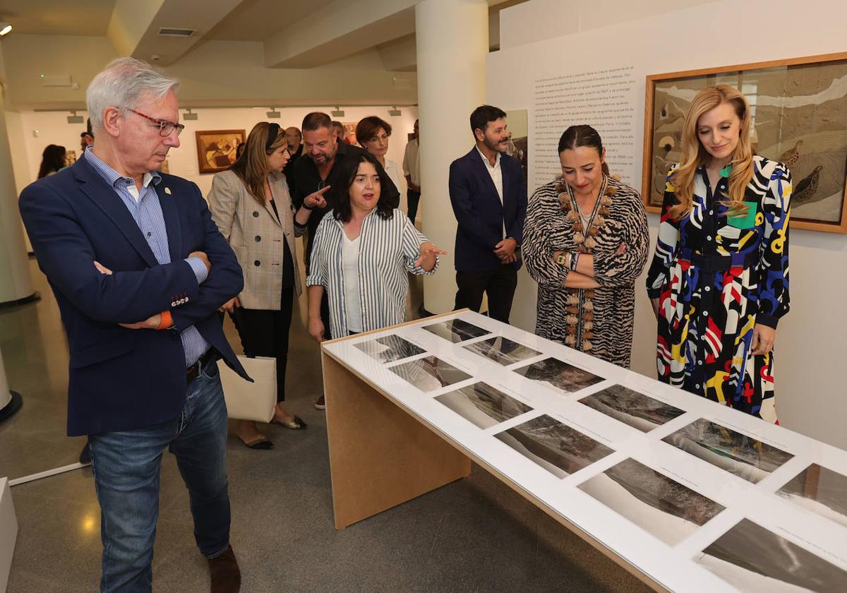 La viceconsejera de Acción Cultural, a la derecha, con la alcaldesa, en la inauguración de la colección permanente de la Fundación Caneja.