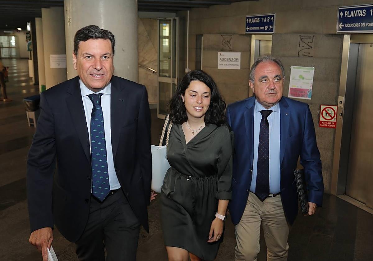 El consejero Carriedo, el delegado de la Junta y la alcaldesa de Magaz, tras la firma del acta de recepción del polígono, en mayo de 2022.