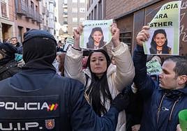Inés, hermana de Esther López, delante del cordón policial.