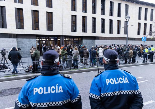 Presencia de medios y manifestantes en dependencias judicilaes.