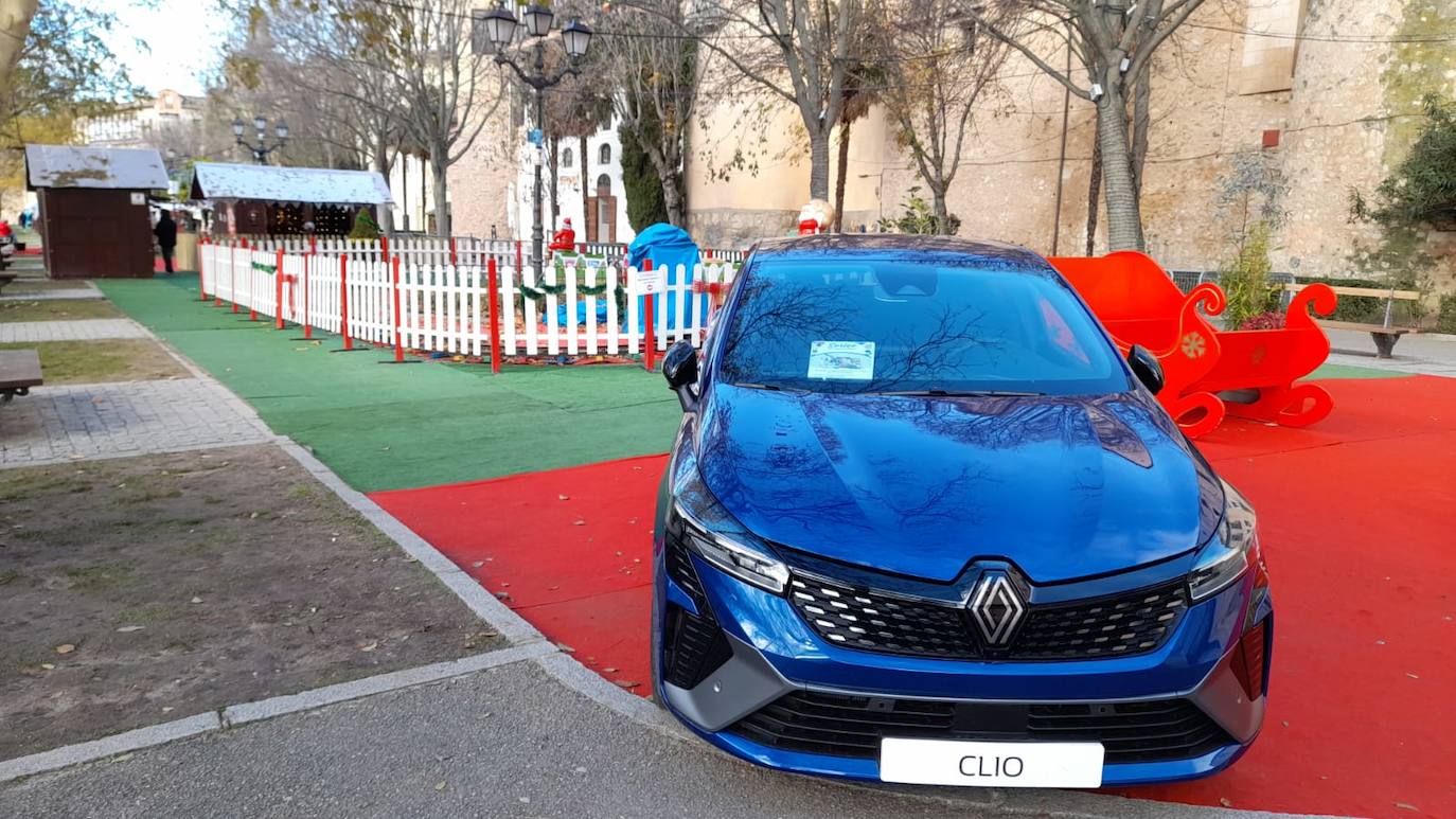 Coche de exposición situado al comienzo del Paseo de la Navidad.