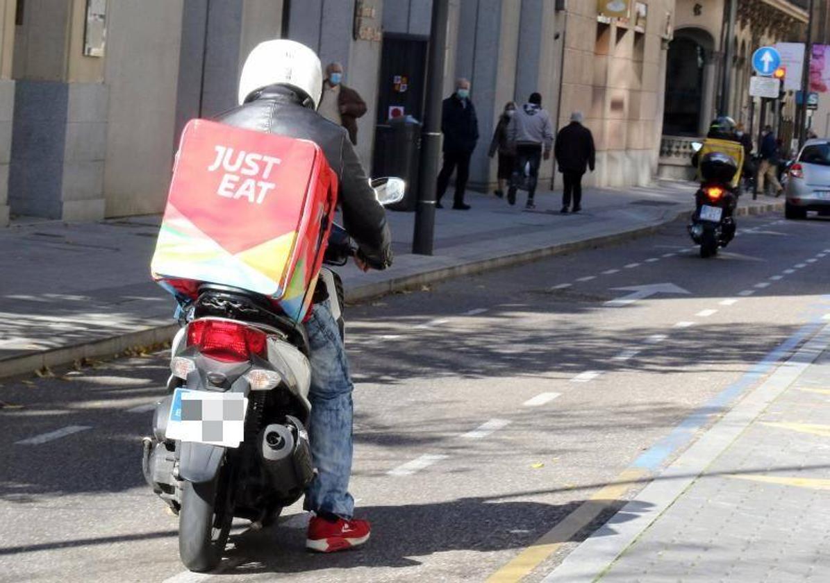 Un repartidor de Just Eat en Valladolid, en una imagen de archivo.