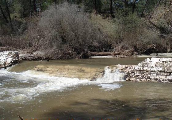Azud o pesquera sobre el cauce del río Cega a su paso por Vallelado.