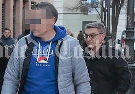Óscar S. M., a la derecha, entra en el edificio de los Juzgados de Angustias.