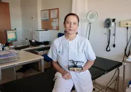 Paula Mateo, enfermera del centro de salud de Parquesol, en su consulta con el premio de la AECC.