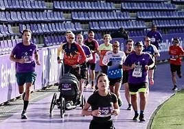 Participantes en la edición de 2022 corren los últimos metros en el interior del estadio.