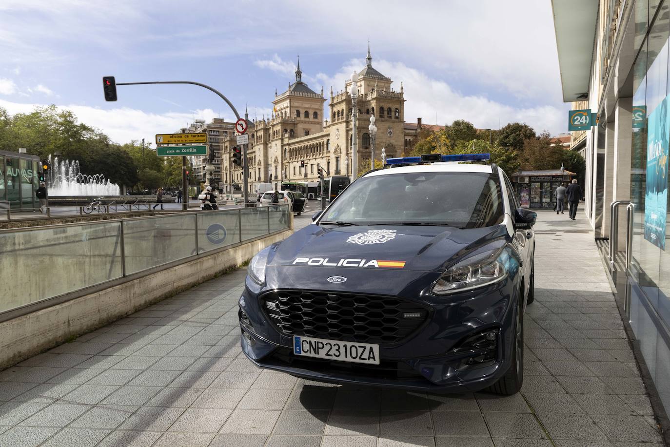 Un coche de policía, en la plaza de Zorrilla.