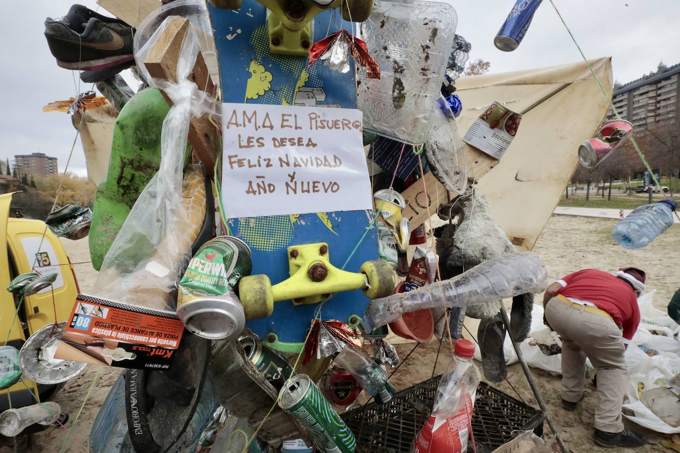 Imágenes del árbol de Navidad hecho con basura del río