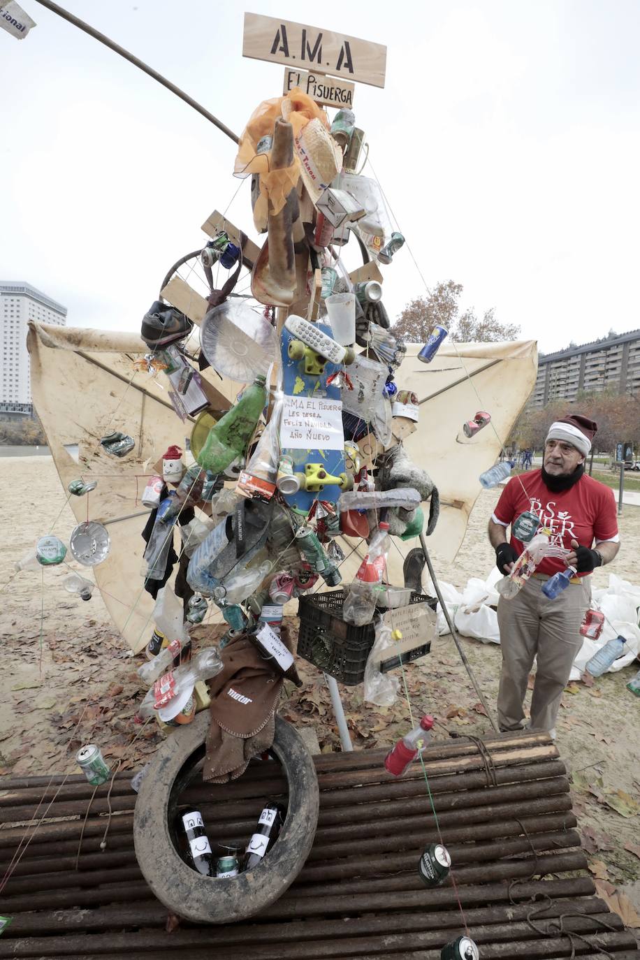 Imágenes del árbol de Navidad hecho con basura del río