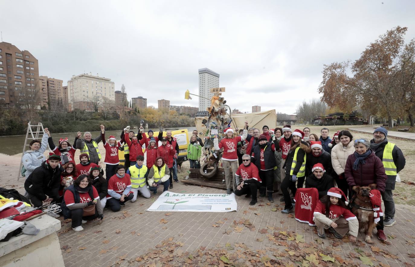 Imágenes del árbol de Navidad hecho con basura del río