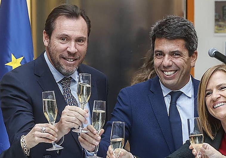 El ministro Óscar Puente, y el president de la Generalitat, Carlos Mazón; brindan tras la visita del priemro al puerto de Valencia el pasado jueves.
