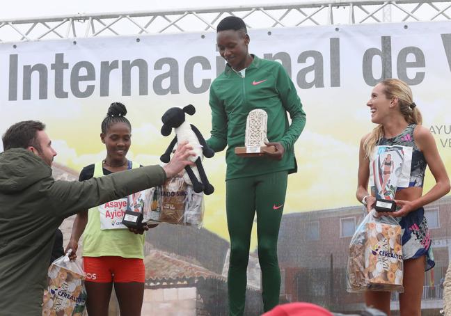 La atleta keniana recibe el galardón como ganadora de la prueba.
