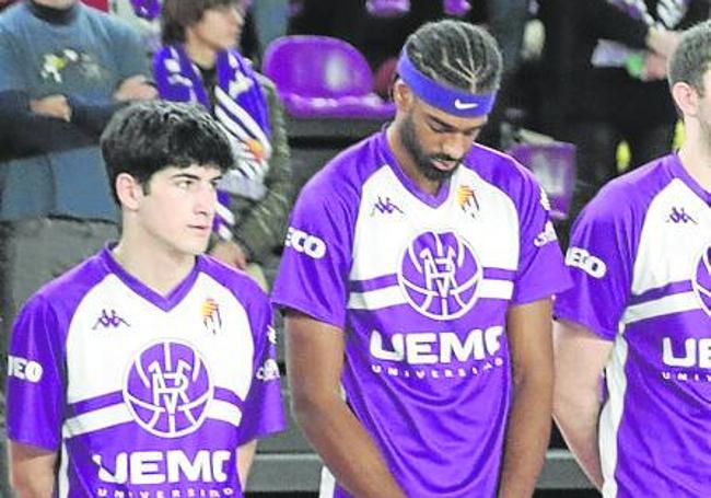 Lambás, junto a N'Guessan en el banquillo durante el minuto de silencio guardado ante Castellón.