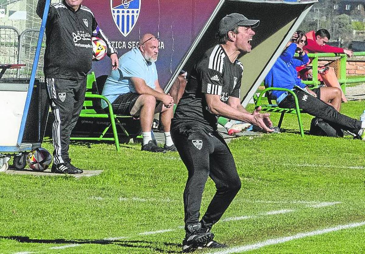 Ramsés Gil, en la banda, durante el duelo ante el Paso.