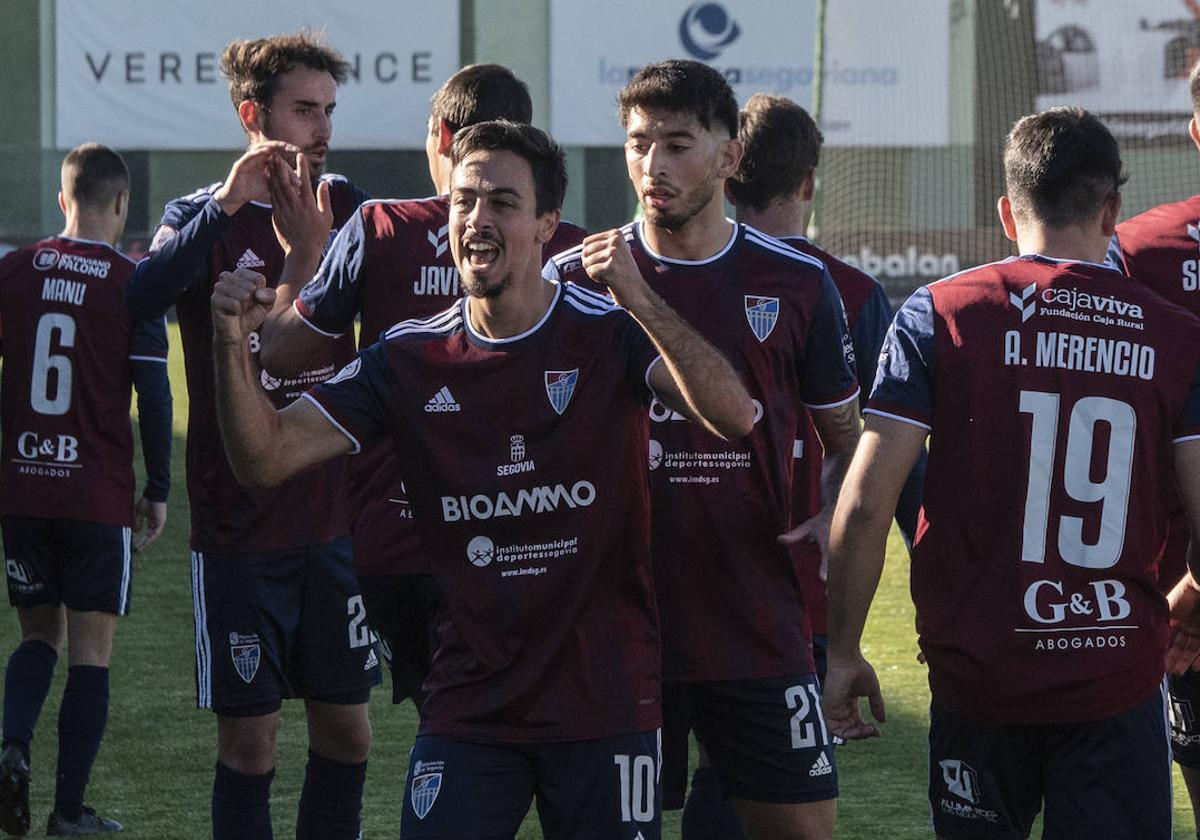 Javi Borrego celebra el segundo tanto de la Gimnástica Segoviana ante el Atlético Paso.