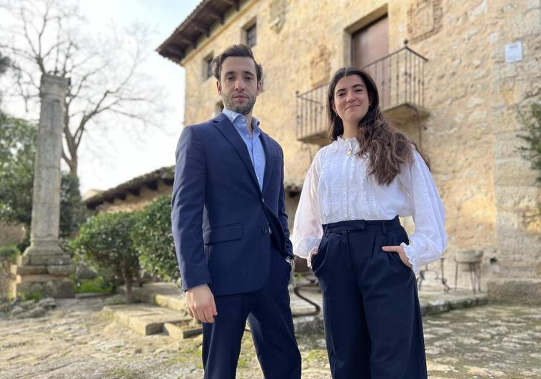 Guillermo y Carolina Garabito en el jardín de estilo romántico de esta gran casa de Los Torozos.