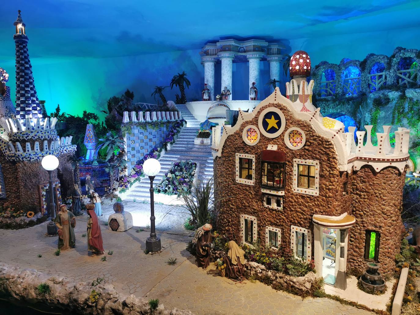 El colegio La Salle se inspira en Gaudí para su belén