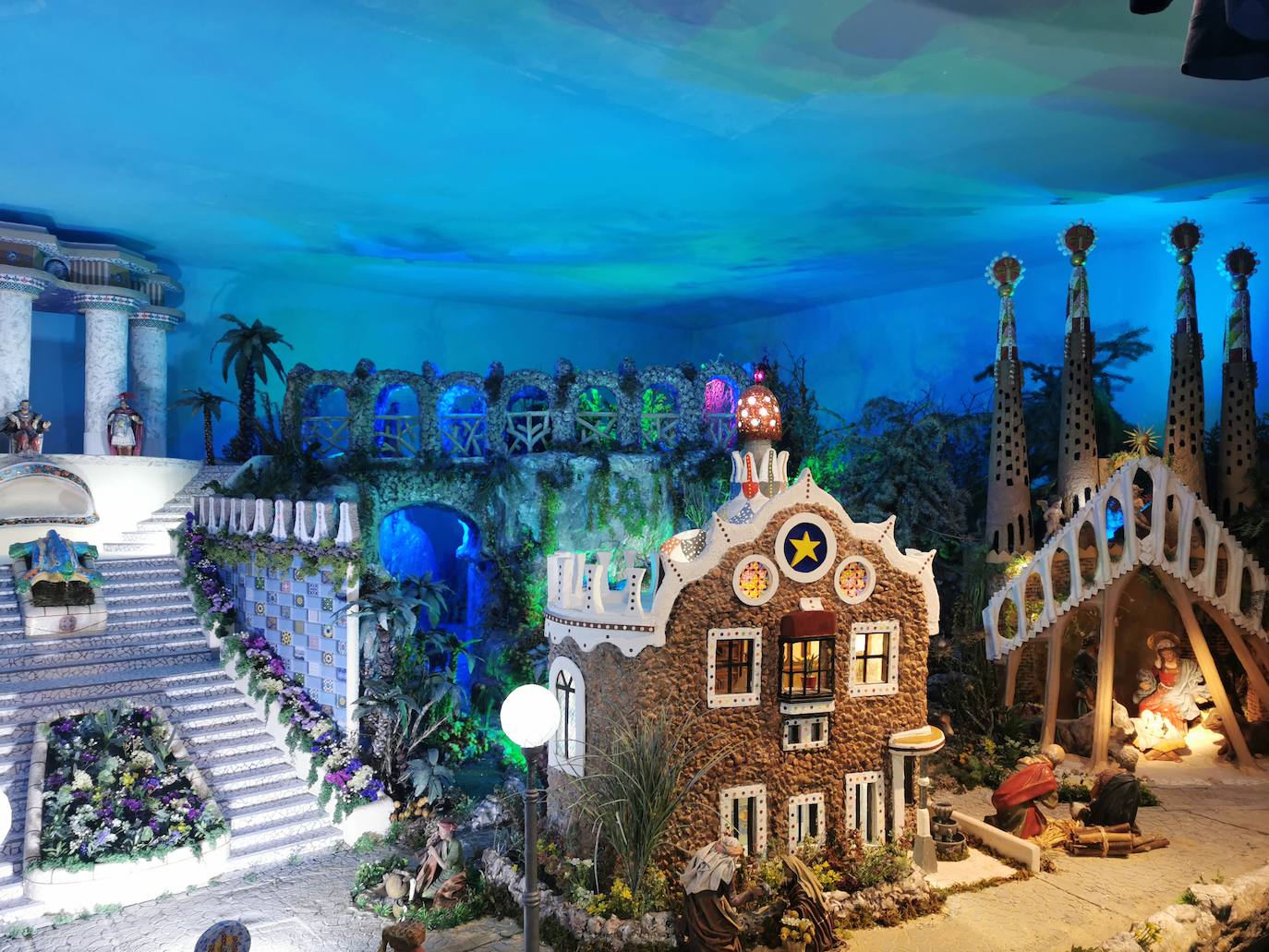 El colegio La Salle se inspira en Gaudí para su belén