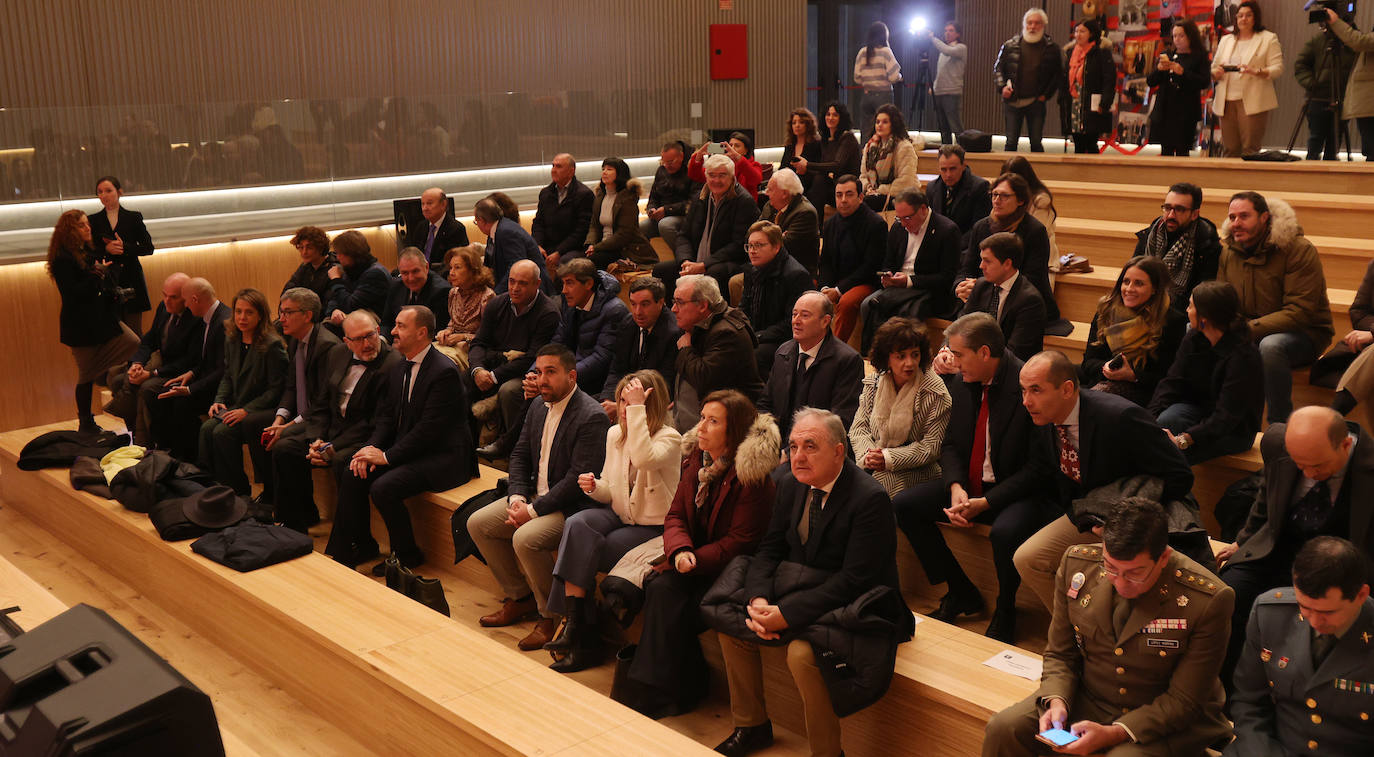 Público asistente al 125 aniversario de la Cámara de Comercio en el patio del Teatro Principal.