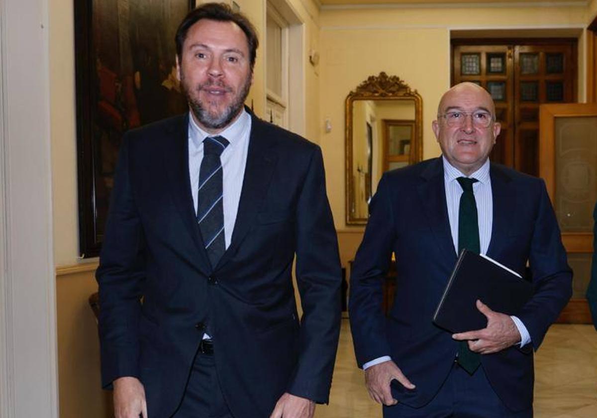 Óscar Puente y Jesús Julio Carnero, antes del último Pleno del hoy ministro como concejal.