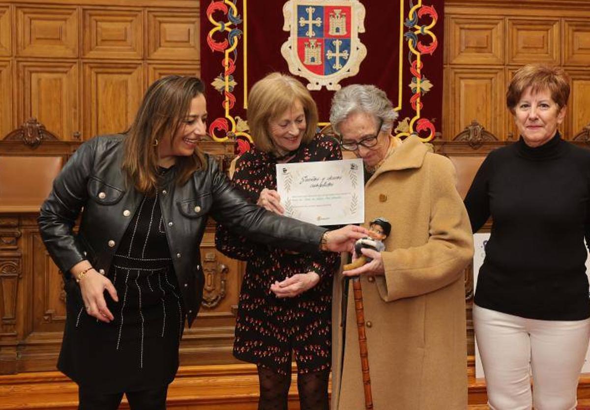 La alcaldesa y las concejalas de Bienestar Social y Mayores entregan a Marta Sicilia su muñeco anhelado.