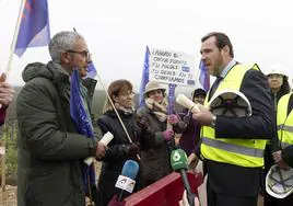 Óscar Puente habla con los integrantes de la plataforma A 11 Pasos en su visita a las obras de la Autovía del Duero.