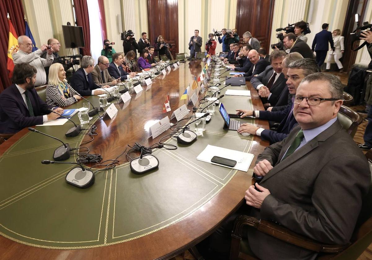 Gerardo Dueñas, en primer término, durante la reunión celebrada en el Ministerio.